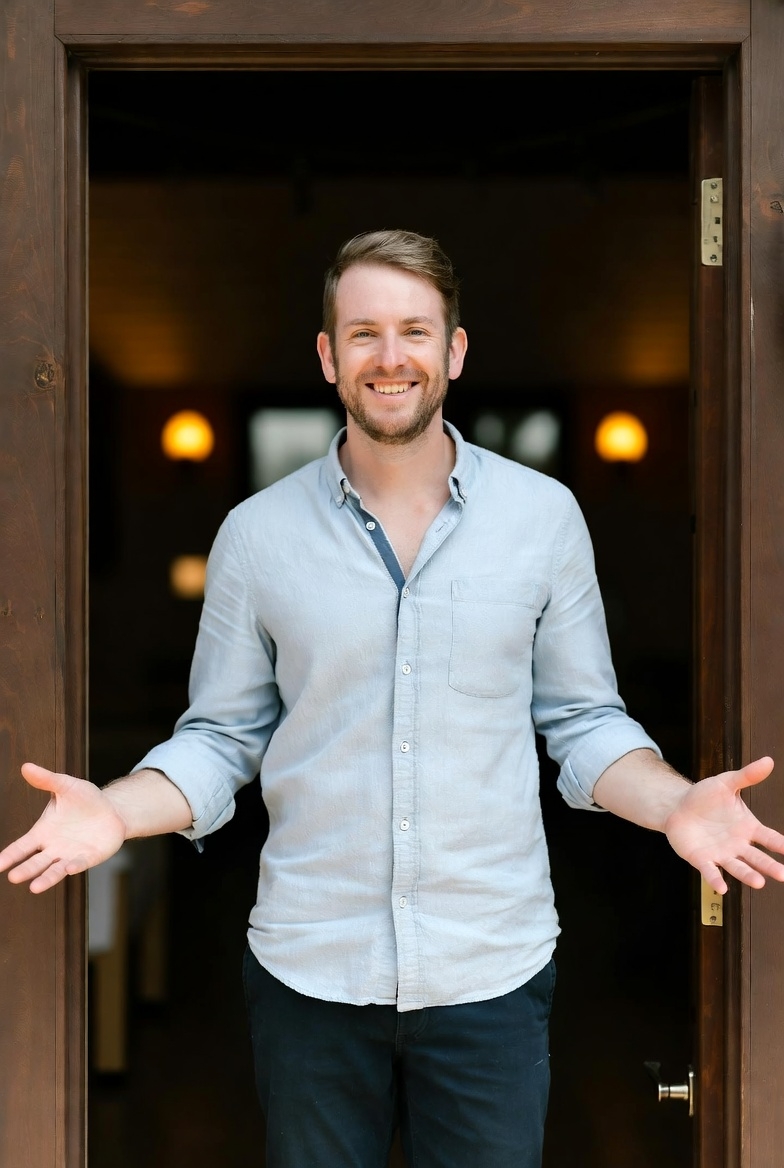 Hombre dando la bienvenida