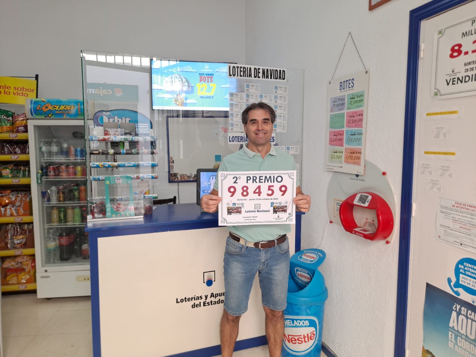 El gerente mostrando uno de los premios adjudicados.